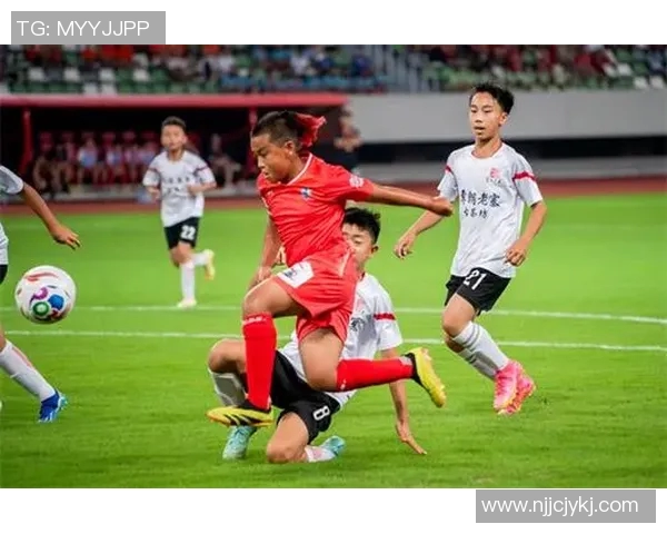 中国小学生足球赛决赛场面堪比职业赛 中国小学生足球赛决赛场面堪比职业赛